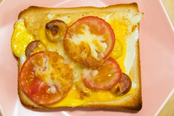 Кусочек Тоста Завтрак Сыром Ветчиной Нарезанным Помидором Сверху — стоковое фото