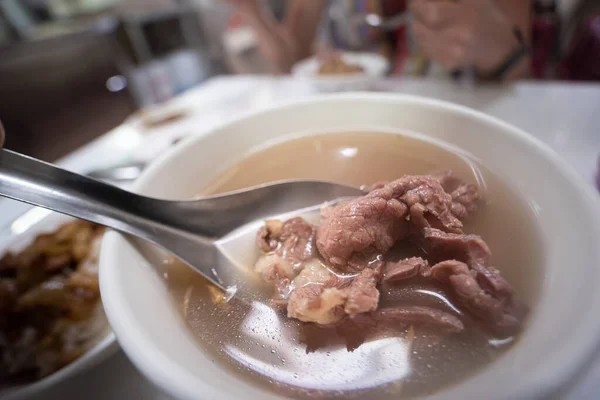 Taiwanese Keuken Heldere Rundersoep Met Rauw Rundvlees Direct Toegevoegd Aan — Stockfoto