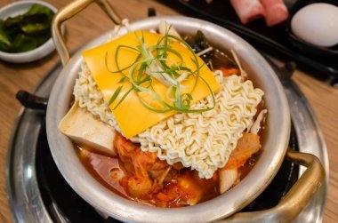 Lokantada Kore yemeği ya da ordu üssü güveci (Budae Jjigae) var.