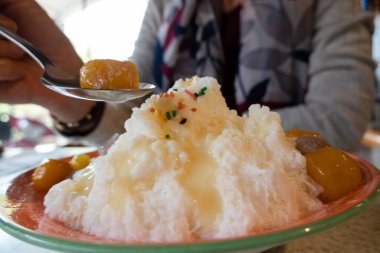 Renkli tatlı ve buzlu dondurma yemek, ünlü Tayvan atıştırmalıkları.