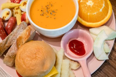 Evde ekmek ve meyveli doyurucu bir kahvaltı.