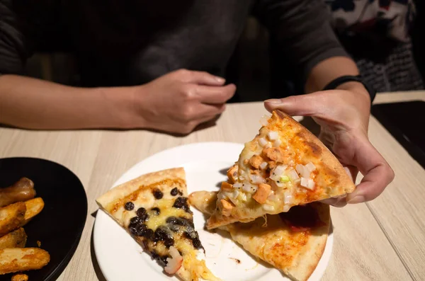 Bir Restoranda Küçük Bir Dilim Pizza Yemek — Stok fotoğraf