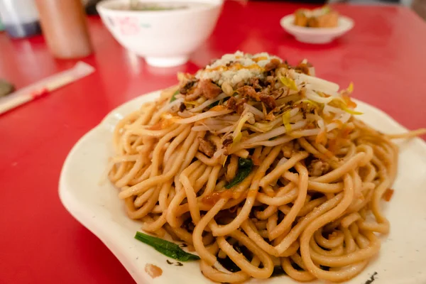 Ταϊβανέζικα Ζυμαρικά Ξηρού Ελαίου Στο Τραπέζι Εστιατόριο — Φωτογραφία Αρχείου