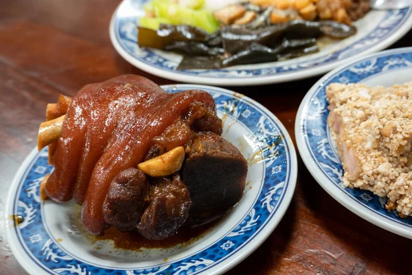 台湾人は豚足を育てレストランで伝統的な食べ物を育て — ストック写真
