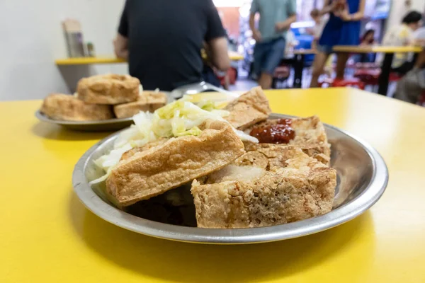 テーブルの上に台湾の伝統的な臭豆腐 — ストック写真