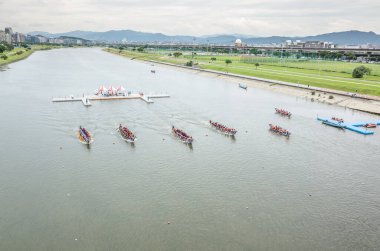 Taipei, Tayvan-8 Haziran, 2019: Taipei, Tayvan, Asya 'da geleneksel Dragon Boat Festivali 'nde rekabetçi tekne yarışı