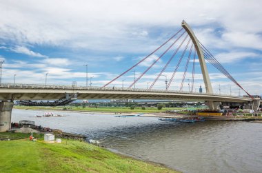 Taipei, Tayvan - 9 Haziran 2019: Taipei, Tayvan, Asya 'da nehir altında köprü ile şehir manzarası