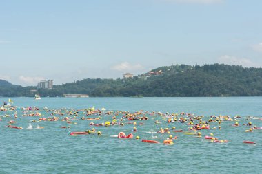 Nantou, Tayvan - 1 Eylül 2019: Güneş Ay Gölü Yüzme Karnavalı çok sayıda insanın yüzerek geçtiği yer, Nantou, Tayvan