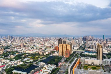 Taichung, Tayvan - 13 Eylül 2019: Tayvan, Asya 'da Taichung şehrinde gökdelenleri ve binaları olan şehir manzarası