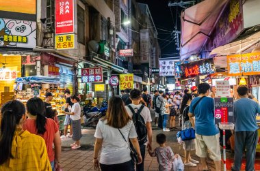 Taichung, Tayvan - 13 Eylül 2019: Fengchia gece pazarı turistler ve yerel halk arasında popülerdi, Taichung City, Tayvan
