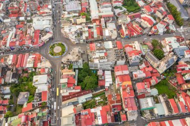 Nantou, Tayvan - 25 Eylül 2019: Günbatımı Puli kasabası manzaralı binalar, Nantou, Tayvan