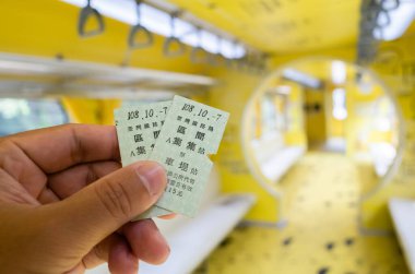 Nantou, Jiji, Tayvan - 7 Ekim 2019: Tayvan Birinci Mobil Müzesi biletleri, Ulusal Jiji Müzesi, sarı renkli