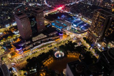 Banqiao, Tayvan - 19 Ekim 2019: Banqiao, New Taipei City, Tayvan 'daki tren istasyonuyla gece manzarası