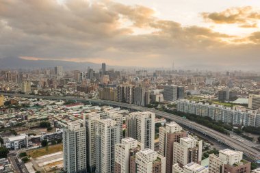 Banqiao, Tayvan - 20 Ekim 2019: Banqiao, New Taipei City, Tayvan ile sabah manzarası