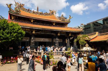 Taipei, Tayvan - 20 Ekim 2019: Taipei, Tayvan 'daki Lungshan Tapınağı' nın ünlü eğlencesi