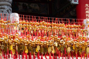 Nantou, Tayvan - 9 Aralık 2019: Yuchi, Nantou, Tayvan, Asya 'daki Güneş Ay Gölü yakınlarındaki Wenwu Tapınağı' nda dilek duvarı