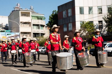 Puli, Tayvan - 14 Aralık 2019: insanlar Nantou, Tayvan 'daki Puli karnavalında geçit töreni