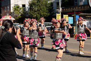 Puli, Tayvan - 14 Aralık 2019: insanlar Nantou, Tayvan 'daki Puli karnavalında geçit töreni