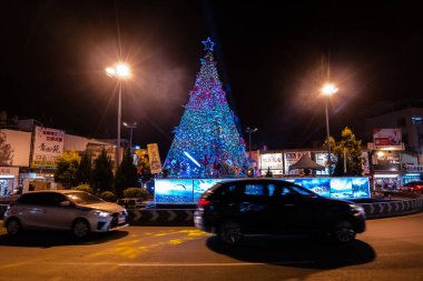 Nantou, Tayvan - 14 Aralık 2019: Puli şehrinde hediyelerle dolu devasa Noel ağaçları, Tayvan, Asya