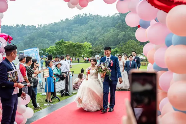 台湾湯地 2019年10月4日 いくつかのカップルが台湾南投県日月潭の景勝地でグループ結婚式に参加 — ストック写真