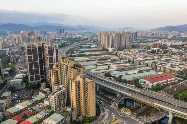 Banqiao, Tayvan - 20 Ekim 2019: Banqiao, New Taipei City, Tayvan ile sabah manzarası