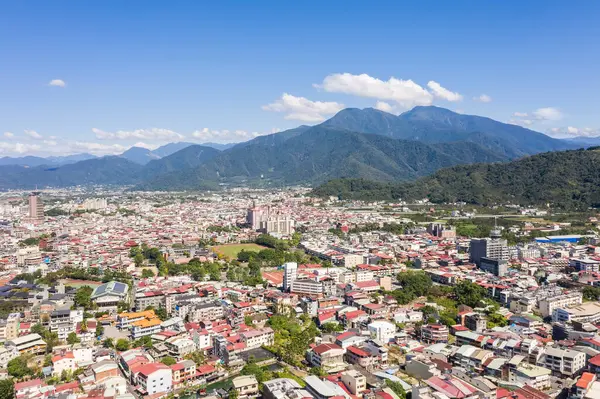 Nantou, Tayvan - 30 Ekim 2019: Mavi gökyüzü altında binaları olan Puli kasabasının havadan görünüşü, Nantou, Tayvan