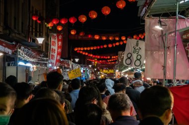 Taipei, Tayvan - 23 Ocak 2020: Çin Yeni Yılı 'nda Dihua Caddesi' nin pazar yeri. İnsanlar burada her türlü geleneksel Çin yemeği ve malını bulabilirler..