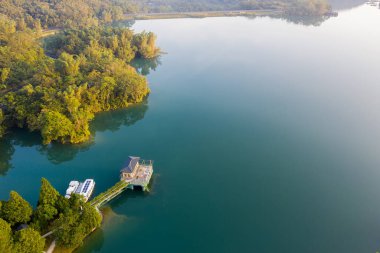 Nantou, Tayvan 'daki ünlü Güneş Ay Gölü' nde su üzerinde ev manzarası