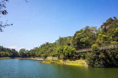 Toushe Reservoir, Nantou, Tayvan 'da asma köprüsü olan göl manzarası