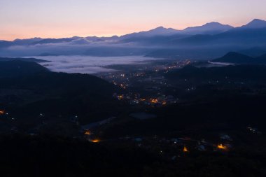 Yuchi kasabası Nantou, Tayvan 'da alacakaranlıkla dağdaki köy manzarası