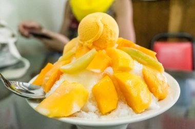 Tayvan 'da ünlü Tayvan aperatifleri ve renkli tatlı ile kesilmiş buz yemek.