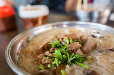 Tayvan usulü ince erişte ve domuz bağırsağı yemek.