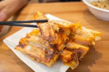 Tayvan 'da bir restoranda geleneksel Tayvan usulü kızarmış hamur köftesi.