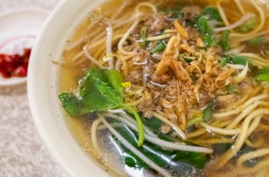 Geleneksel Tayvan yemeği, turşulu hardal yeşili erişte.