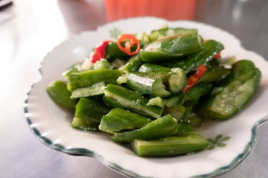 Restoranda bir tabakta Tayvan usulü salatalık turşusu