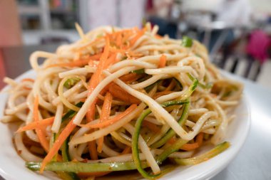 Küçük bir restoranda Tayvan usulü soğuk erişte.