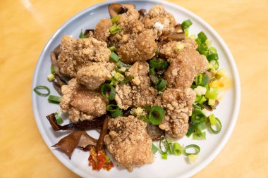 Kızarmış tavuk, yeşil soğanlı ve biberli..