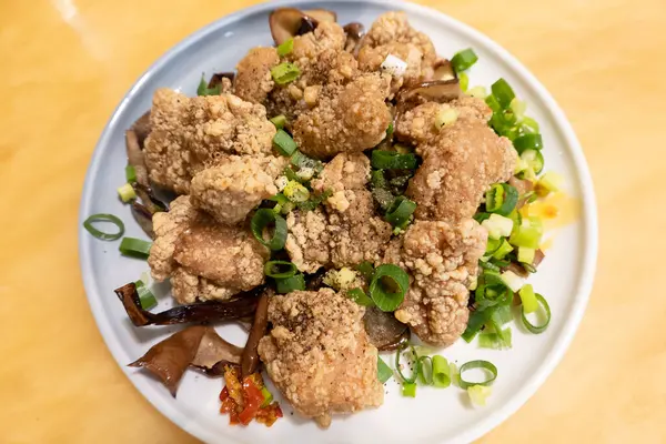 Knuspriges Gebratenes Huhn Mit Grünen Zwiebeln Und Chili Auf Einem — Stockfoto