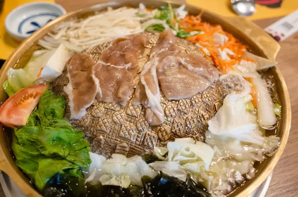 Koreai Barbecue Réz Grill Serpenyőben Egy Étteremben Stock Fotó