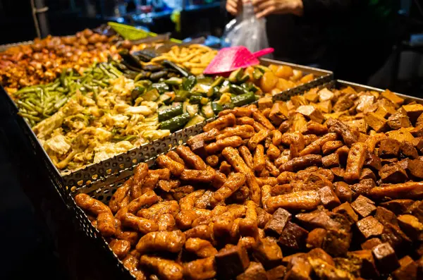 Traditionella Snacks Taiwanesisk Stekt Kyckling Gatan Natten Marknadsplats Royaltyfria Stockbilder
