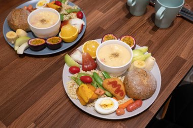 Meyve, yumurta ve çorbayla hazırlanmış cömert bir kahvaltı..