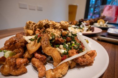 Bir tabak Tayvan tuzu ve biberli tavuk..