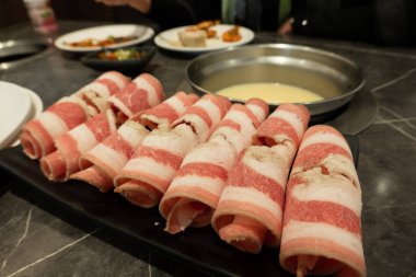 Güveç için rulo sığır eti.