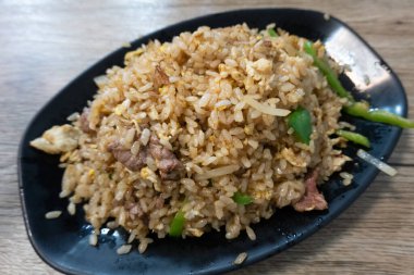 Bir tabak yumurta ve sebzeli pilav..