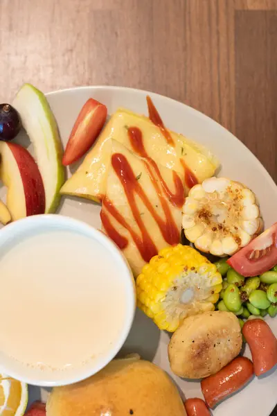 Reichhaltiger Frühstücksaufstrich Mit Obst Eiern Und Suppe — Stockfoto