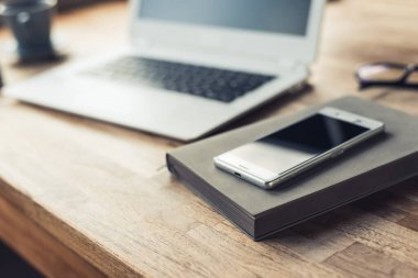 Tablo kimse evde çalışma kavramı ile akıllı telefon