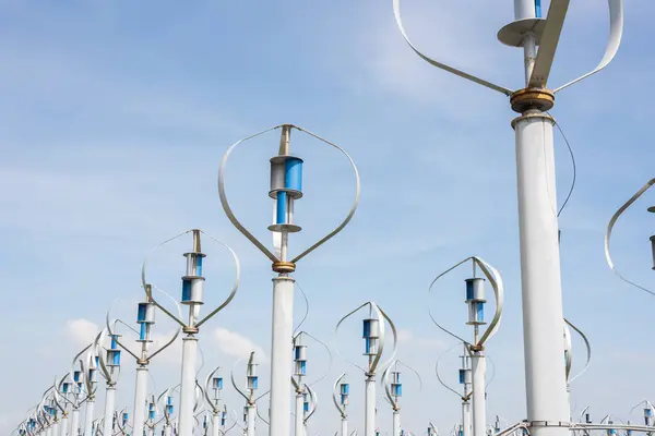 青空の風力タービン クリーンパワーの概念 ロイヤリティフリーのストック写真