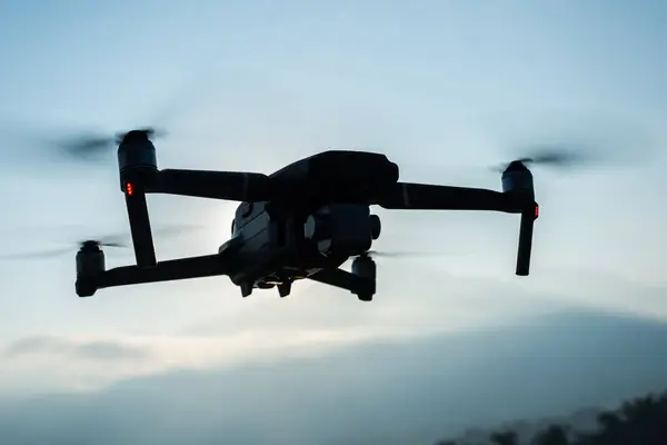 Σιλουέτα Του Ιπτάμενου Drone Στην Εξωτερική Εικόνα Αρχείου