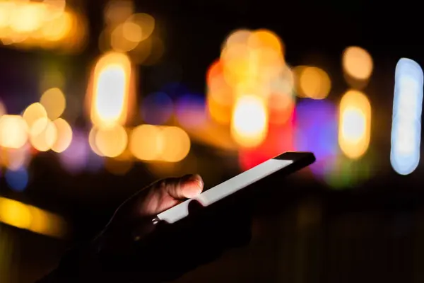 Женщина Держит Мобильный Телефон Чистым Белым Экраном Ночью Стоковое Изображение