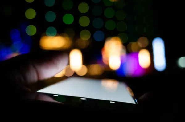 Женщина Держит Мобильный Телефон Чистым Белым Экраном Ночью Стоковое Фото